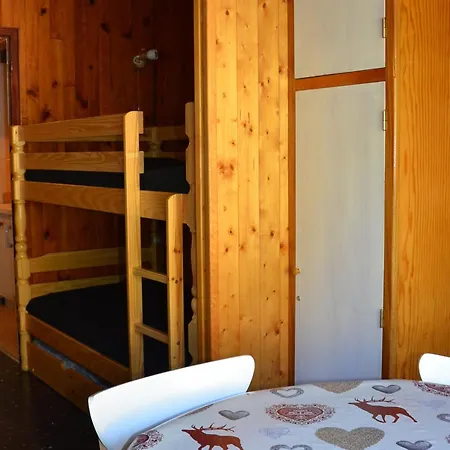 4 Personnes Avec Wifi, Balcon, A Apartment