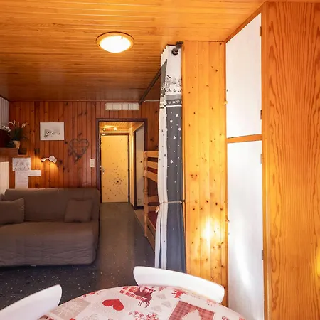 4 Personnes Avec Wifi, Balcon, A Apartment